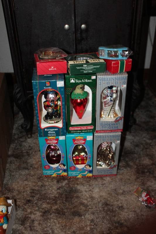 lot 33 image: Lot of (12) Christmas Ornaments