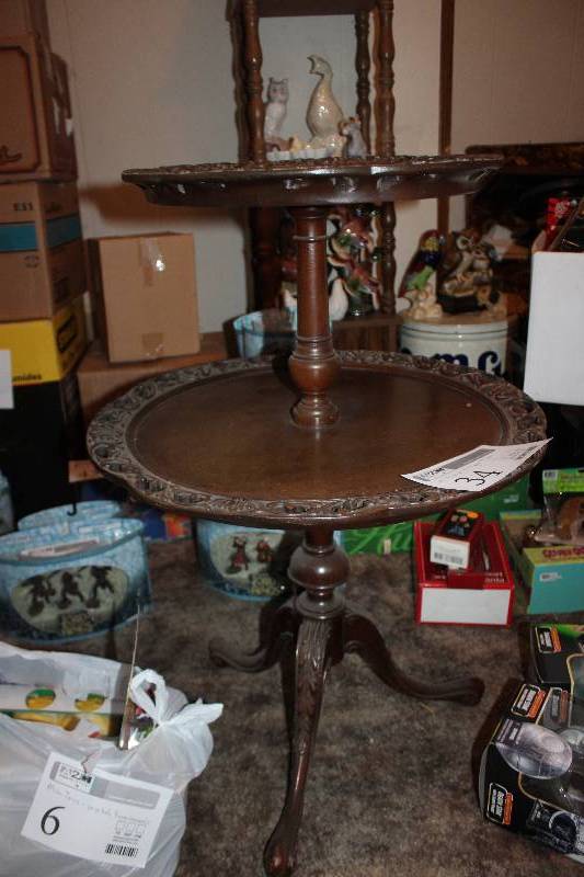 lot 34 image: Vintage 2-Tier Table