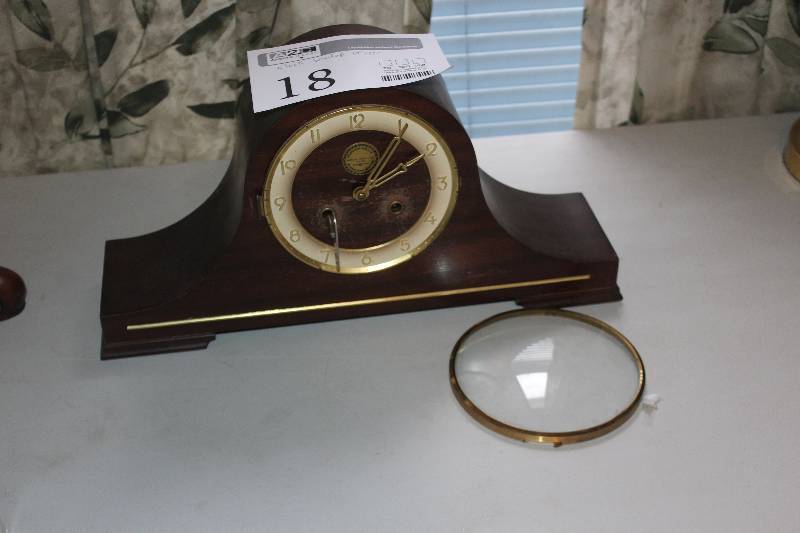 lot 18 image: Wind-up Mantle Clock