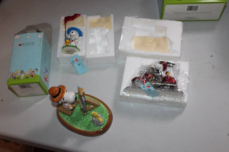 lot 36 image: Lot of (3) Peanuts Collectibles