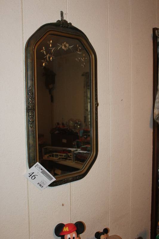 lot 46 image: Decorative Wall Mirror