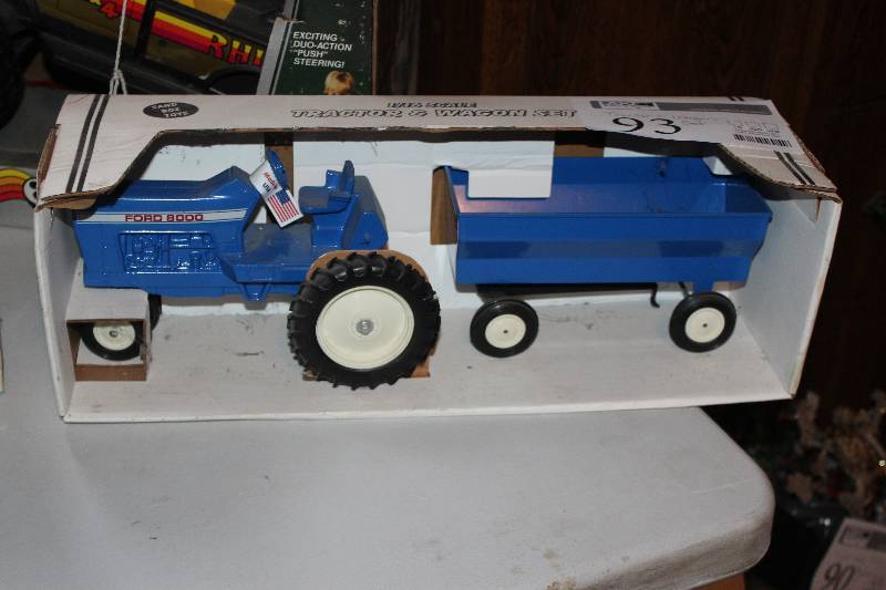 lot 93 image: Sand Box Toys 116 Scale Ford 8000 Tractor & Wagon Set
