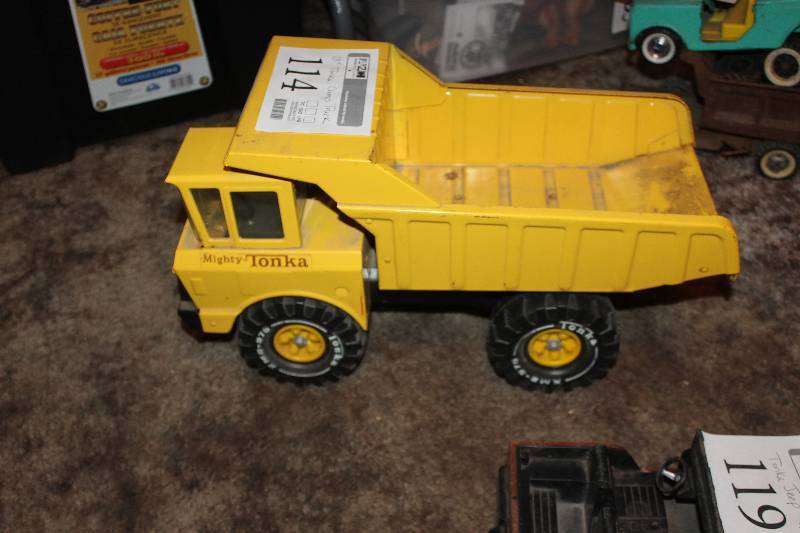 lot 114 image: Mighty Tonka 18in. Heavy Equipment Dump Truck