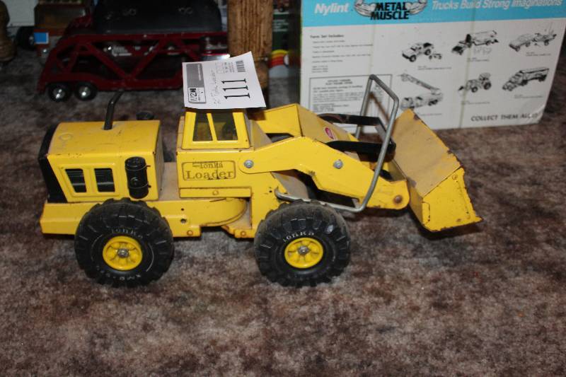 lot 111 image: Tonka 20in. Loader