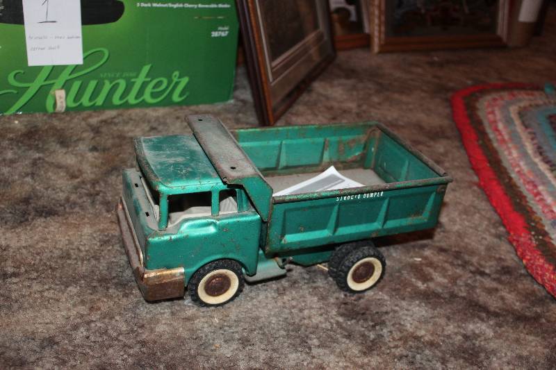 lot 117 image: Structo 11in. Dump Truck