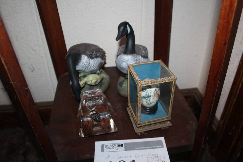 lot 101 image: Lot of (2) Decorations - Goose, Owl w Egg