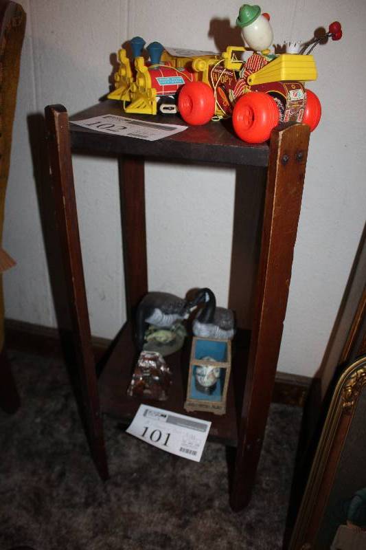 lot 102 image: Vintage 2-Shelf End Table
