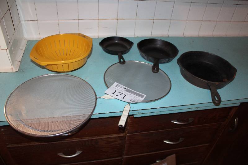lot 171 image: Lot of (5) Kitchenware - 3) Cast Iron Skillets, 2) Grease Splatter Screens, 1) Strainer