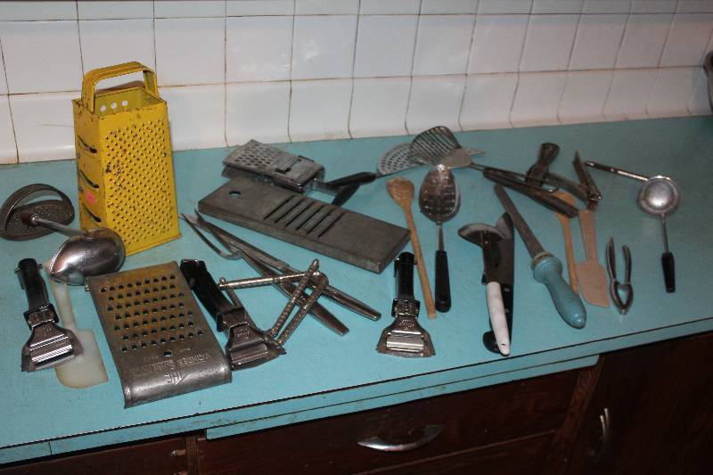 lot 175 image: Cooking Utensils - Ladels, Spatulas, Graters