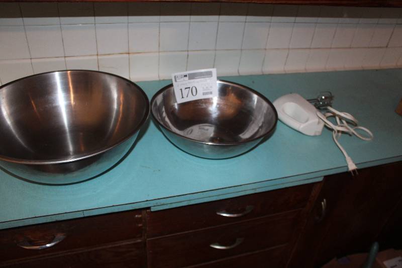 lot 170 image: Lot of (3) Kitchenware - 2) Stainless Steel Mixing Bowls, 1) Hand Mixer