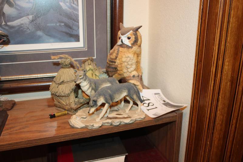 lot 481 image: Bird Houses, Wolves, Owl Figurines