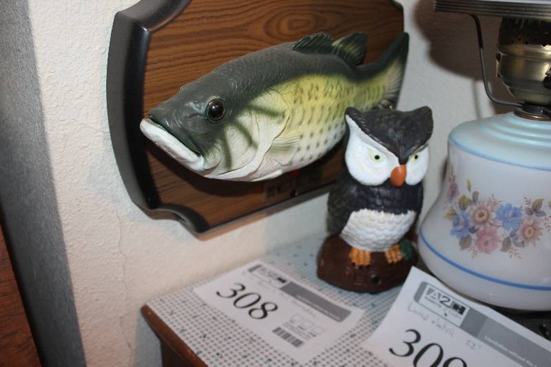 lot 308 image: Lot of (2) Decorations - Big Mouth Billy Bass Mounted Bass, Table Owl