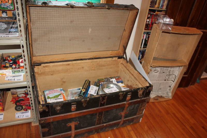 lot 474 image: Wood Chest