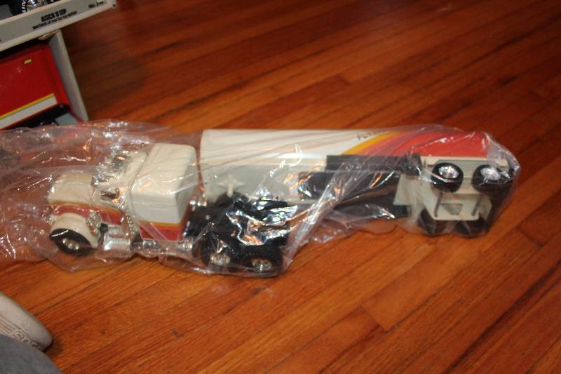 lot 439 image: Ertl Truck and Tanker