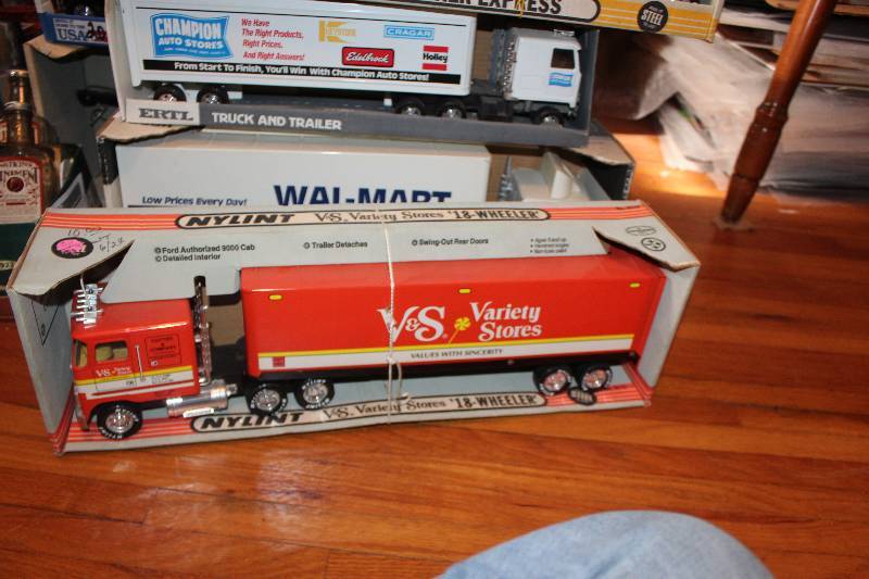 lot 440 image: Nylint Variety Stores 18-Wheeler