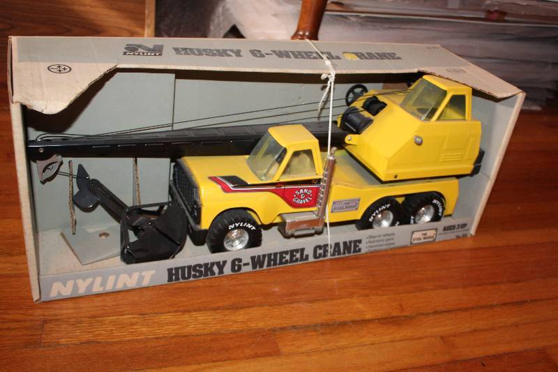 lot 435 image: Nylint Husky 6-Wheel Crane