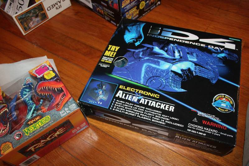 lot 376 image: Lot of (2) Action Figures - D4 Independence Day, Primal Rage