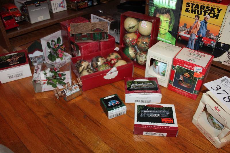 lot 378 image: Christmas Decorations
