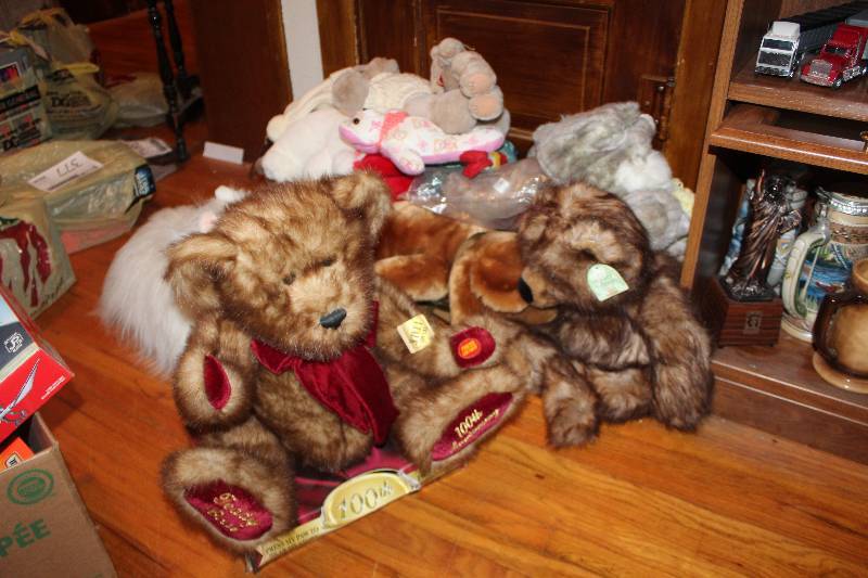 lot 322 image: Lot of (7) Stuffed Animals