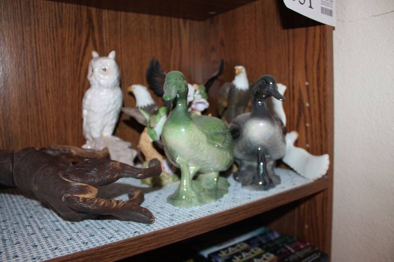 lot 351 image: 12-Shelf Lot of Nature Figurines - Ducks, Owl, Eagle, And More