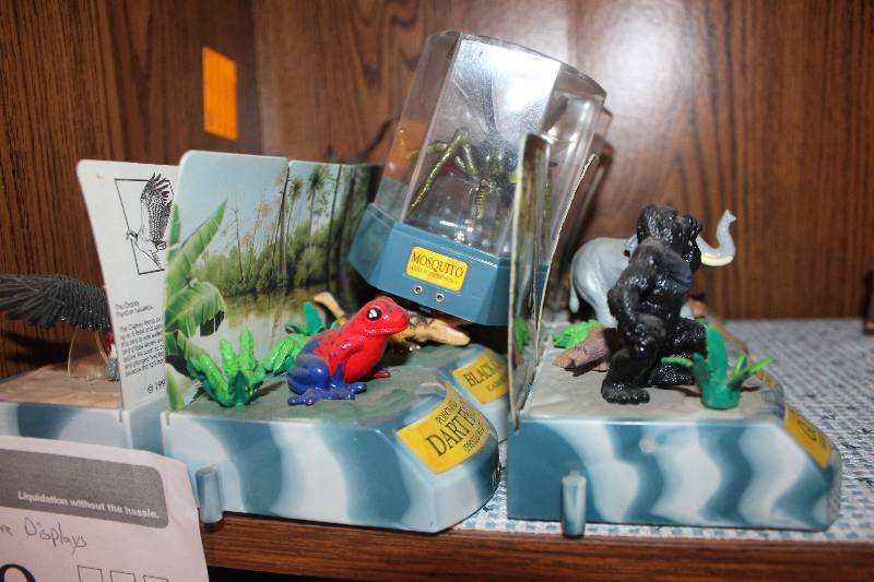 lot 348 image: 12-Shelf Lot of Nature Displays - Gorilla, Elephant, Lion, Rhino, Dart Frog, And More