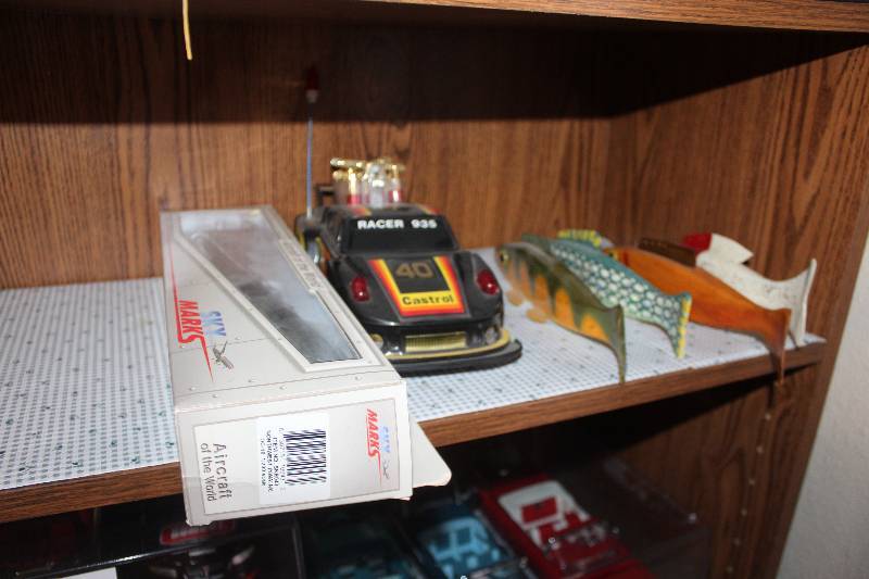 lot 352 image: Shelf Lot of Decorations - Northwest Replica Airplane, Remote Control Car, 3-Fish