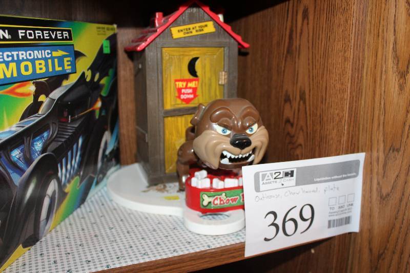 lot 369 image: Table Decorations - Outhouse, Chow Hound, Plate