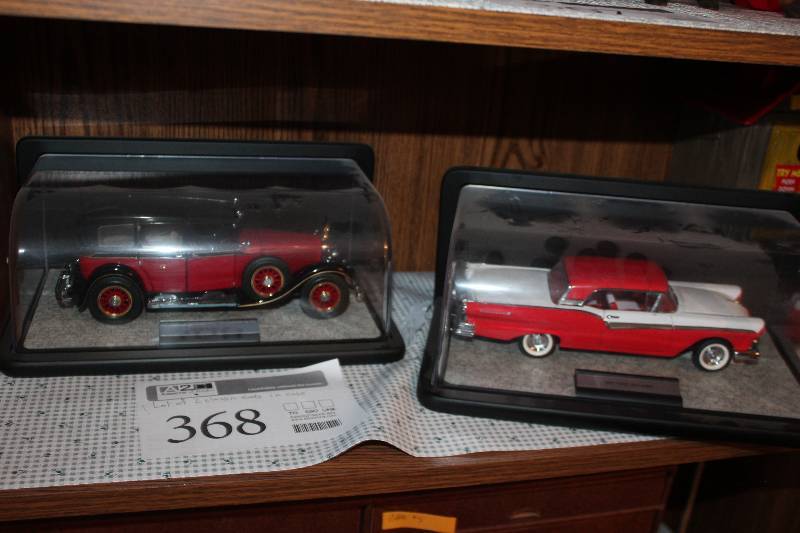 lot 368 image: Lot of (2) Classic Cars w Individual Case