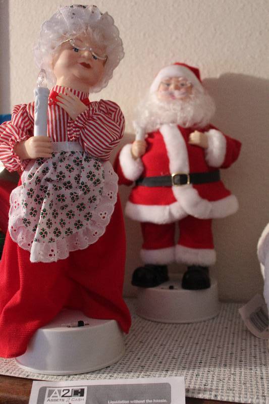 lot 324 image: Mr. & Mrs. Santa Claus Dolls