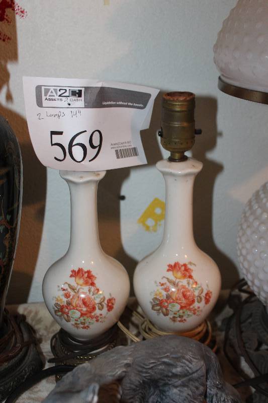 lot 569 image: Lot of (2) Table Lamps