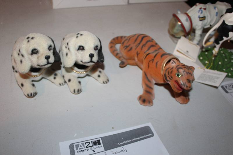 lot 539 image: Lot of (3) Bobble-head Animals