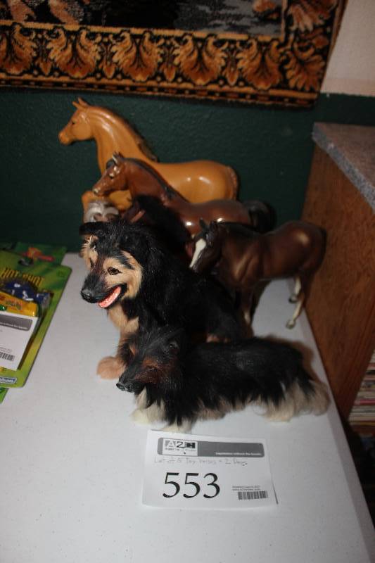 lot 553 image: Lot of (7) Toys - 5) Horses, 2) Dogs