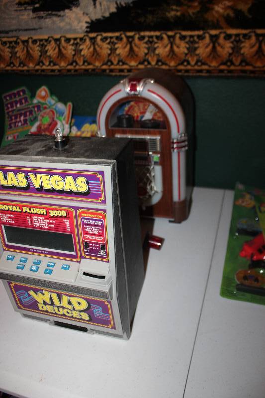 lot 547 image: Wild Deuces Casino Game, Mini Jukebox