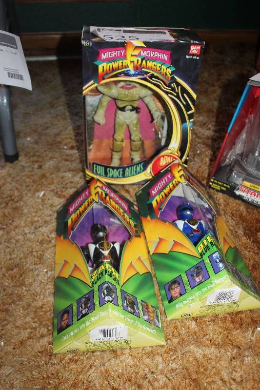 lot 525 image: Lot of (3) Power Rangers Action Figures