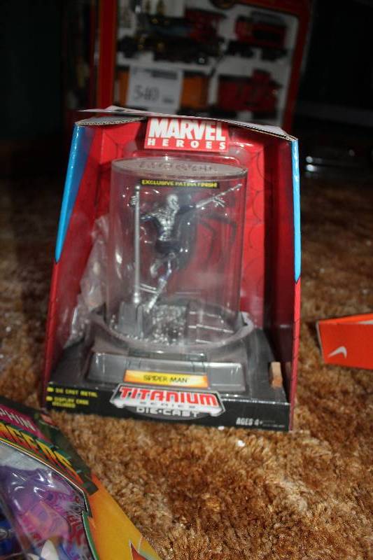lot 542 image: Marvel Heroes Die-Cast Spider-man Display