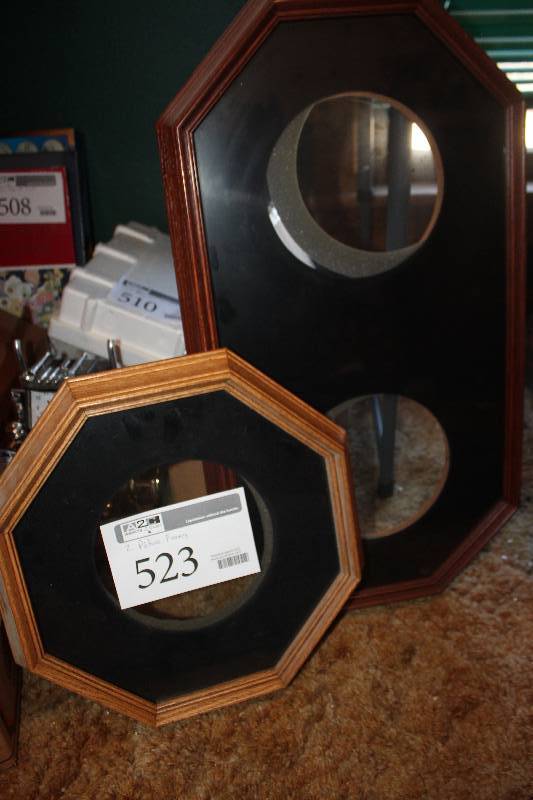 lot 523 image: Lot of (2) Picture Frames