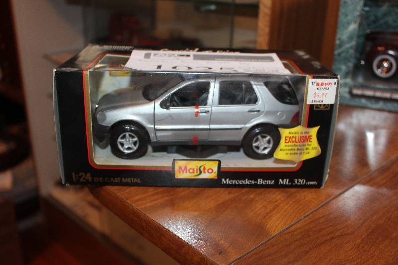 lot 1025 image: Maisto 1997 Mercedes-Benz ML 320 118 Die-Cast Car