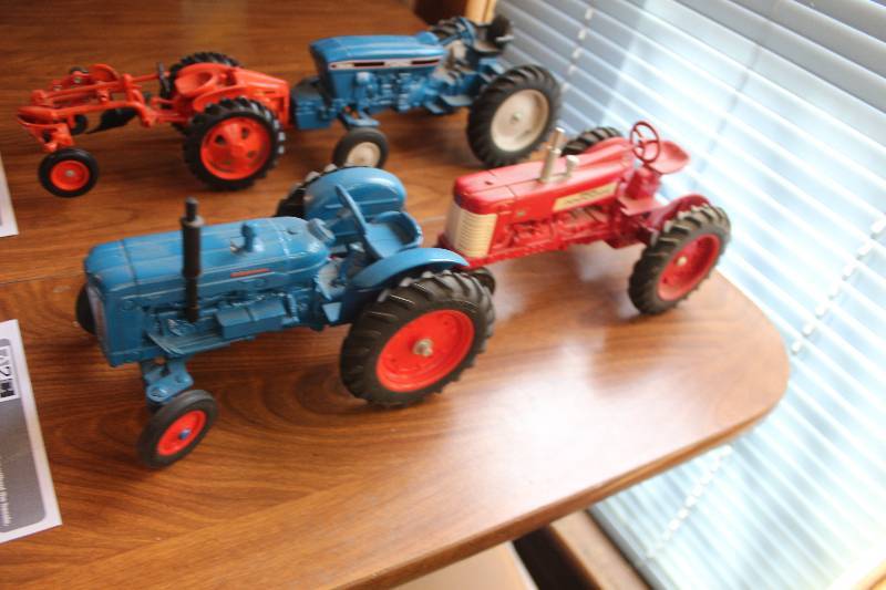 lot 595 image: Lot of (2) Toy Tractors - Farmall 350