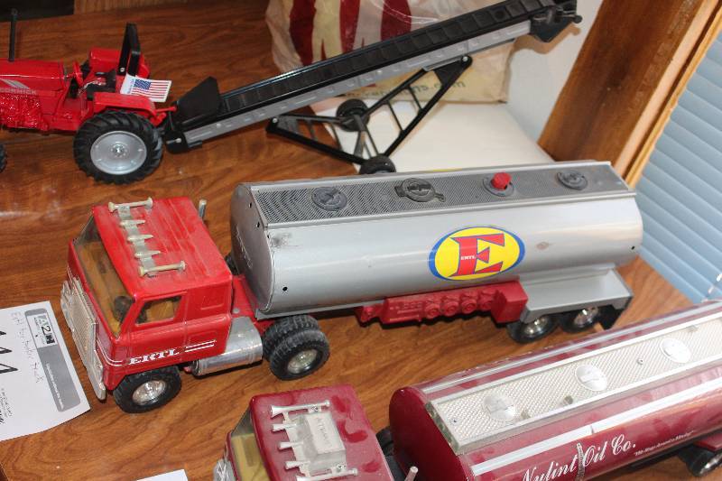 lot 444 image: Ertl Truck and Tanker