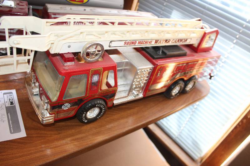 lot 446 image: Nylint Extension Ladder Fire Truck