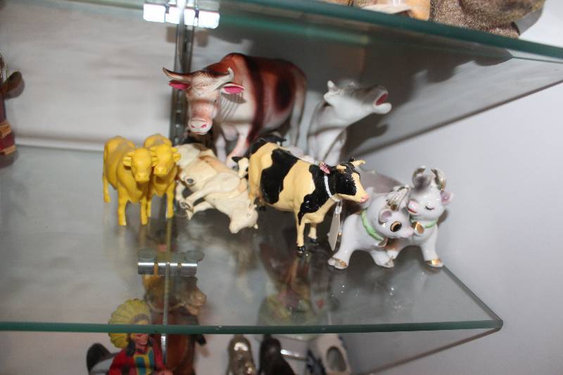 lot 412 image: Lot of Cow Figurines