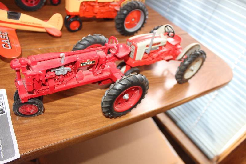 lot 451 image: Lot of (2) Vintage Toy Tractors - Farmall F-20, Ford 901 Select-o-Speed