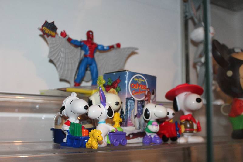 lot 402 image: Snoopy Figurines