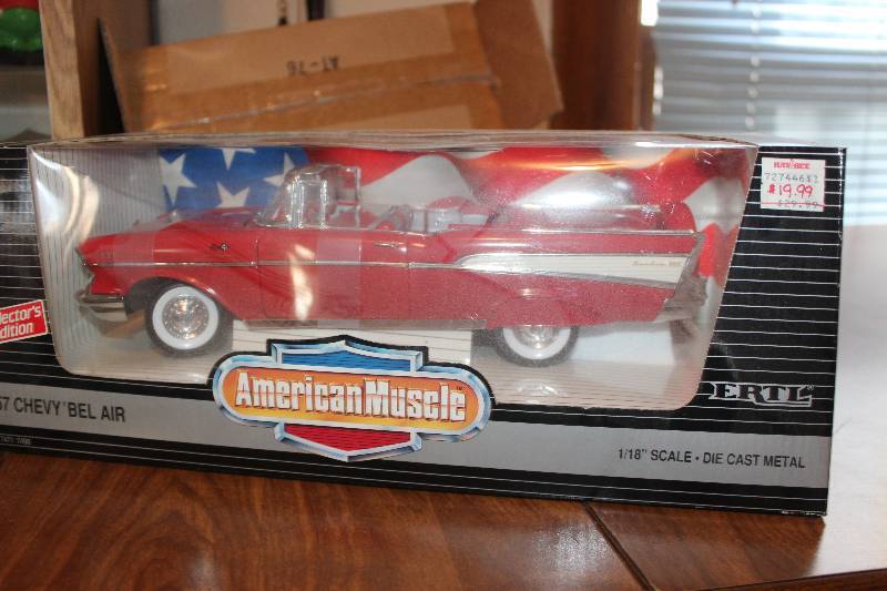 lot 1021 image: Ertl 1957 Chevy Bel Air 118 Die-Cast Car