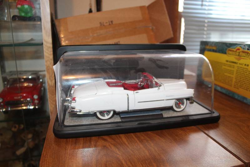 lot 453 image: 1953 Caddilac Eldorado 118 Die-Cast Car w Case