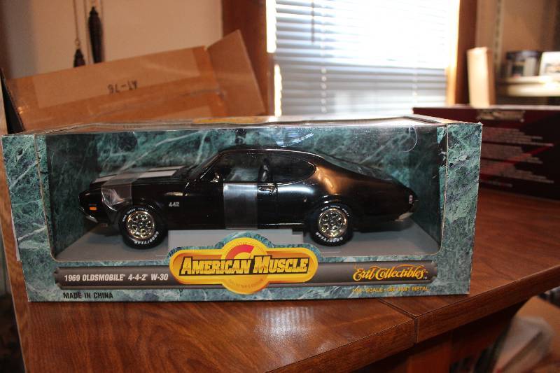lot 454 image: Ertl American Muscle 1969 Oldsmobile 4-4-2 W-30 118 Die-Cast Car