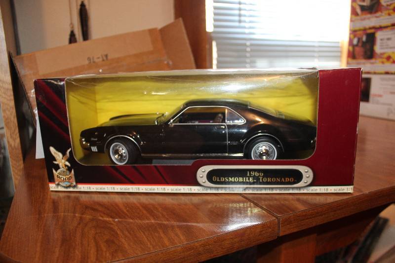 lot 455 image: 1966 Oldsmobile Tornado 118 Die-Cast Car