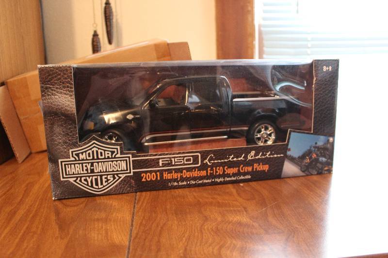 lot 458 image: 2001 Harley-Davidson F150 Super Crew 118 Die Cast Truck