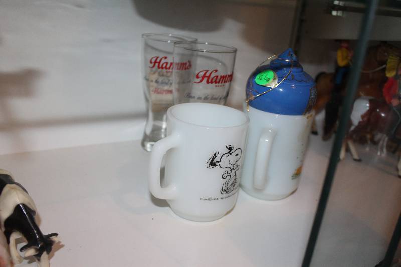 lot 414 image: Lot of (4) Decorative Glassware - 2) Hamms Beer Glasses, 2) Snoopy Mugs
