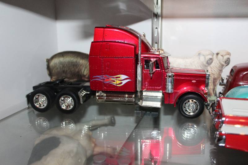lot 404 image: Semi Truck